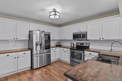 Kitchen - 22346 E Navarro Dr, Aurora, CO 80018 photo 2 of 3