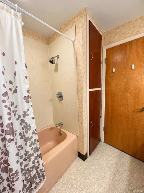 Bath - 402 S Stanolind Ave, Rangely, CO 81648 photo 3 of 4