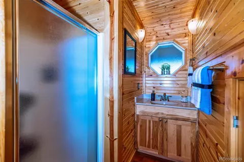 Bath - 322 Red Hill Rd, Jefferson, CO 80456 photo 1 of 4