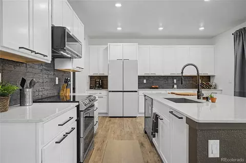 Kitchen - 28372 E 7th Ave, Watkins, CO 80137 photo 4 of 6