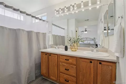 Bath - 14883 E Maple Pl, Aurora, CO 80012 photo 2 of 4