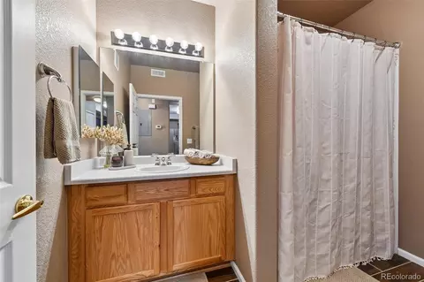 Bath - 22920 E Roxbury Dr #E, Aurora, CO 80016 photo 2 of 4