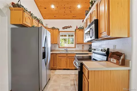 Kitchen - 2772 Riverside Dr, Lyons, CO 80540 photo 2 of 4