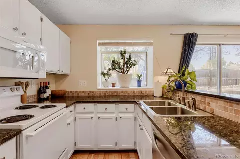 Kitchen - 17335 E Rice Cir #B, Aurora, CO 80015 photo 2 of 2