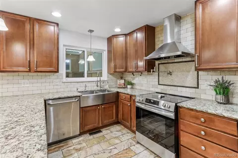 Kitchen - 9183 E Oxford Dr, Denver, CO 80237 photo 4 of 5