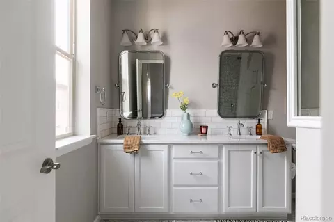 Bath - 4260 E Warren Ave #2, Denver, CO 80222 photo 2 of 5