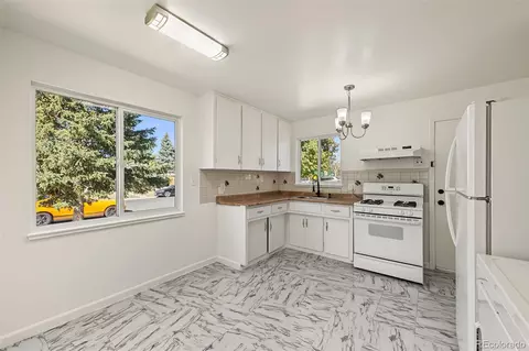 Kitchen - 820 Oakland St, Aurora, CO 80010 photo 3 of 4