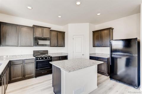 334 Maple St, Bennett, CO 80102 photo 7