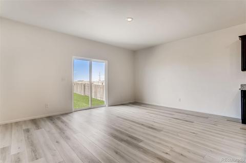 392 Maple St, Bennett, CO 80102 photo 10