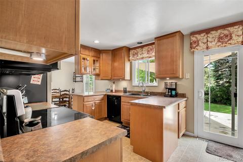 7049 S Forest Ct, Centennial, CO 80122 photo 6