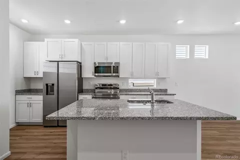Kitchen - 22335 E 39th Ave, Aurora, CO 80019 photo 3 of 5