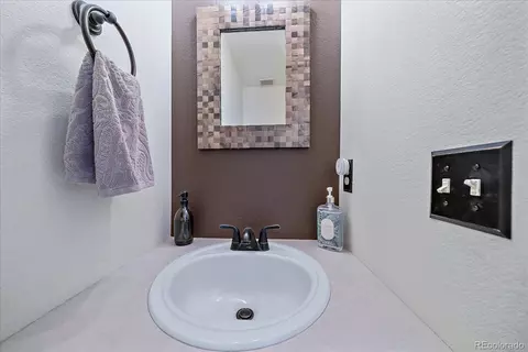 Bath - 19130 E Ithaca Dr, Aurora, CO 80013 photo 2 of 3