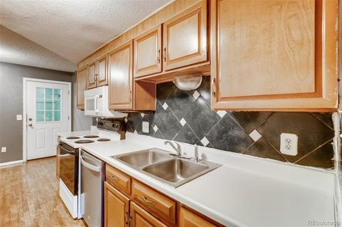 11905 E Canal Dr, Aurora, CO 80011 photo 5