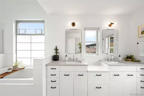 Bath - 2336 Spruce St #D, Boulder, CO 80302 photo 2 of 4