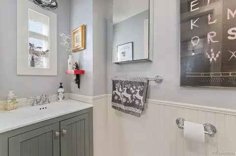 Bath - 2815 Curtis St, Denver, CO 80205 photo 7 of 8
