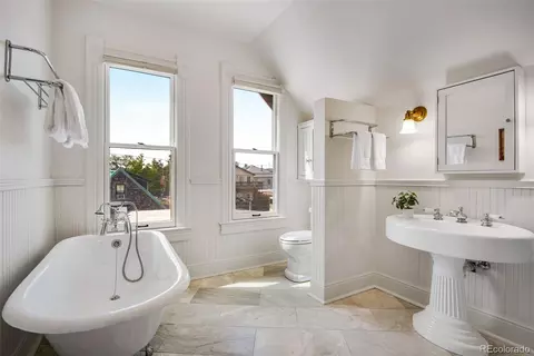 Bath - 2815 Curtis St, Denver, CO 80205 photo 4 of 8