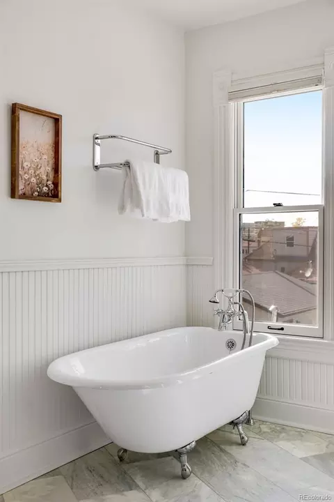 Bath - 2815 Curtis St, Denver, CO 80205 photo 6 of 8