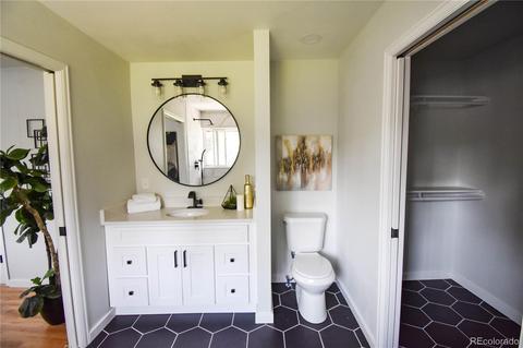 5660 E Flora Pl, Denver, CO 80222 photo 8