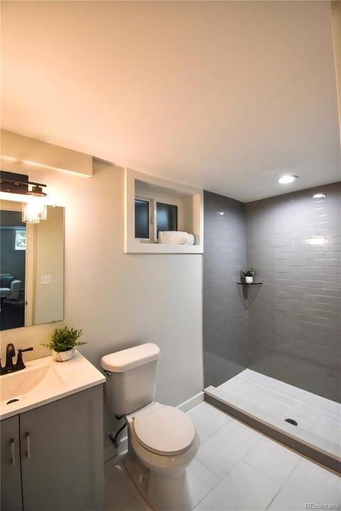 5660 E Flora Pl, Denver, CO 80222 photo 18