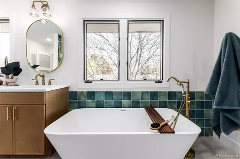 Bath - 7302 Island Cir, Boulder, CO 80301 photo 2 of 5