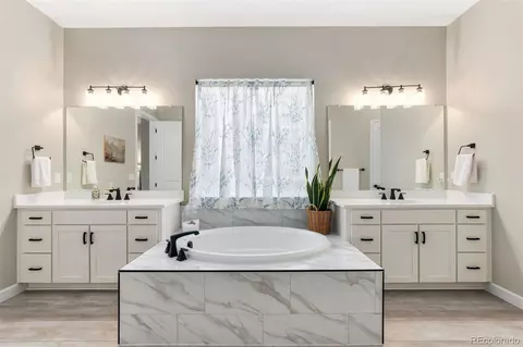 Bath - 24663 E 36th Ave, Aurora, CO 80019 photo 2 of 5