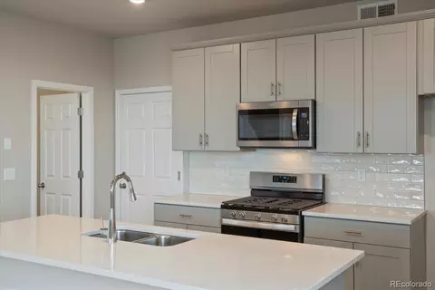 Kitchen - 21183 E 63rd Dr, Aurora, CO 80019 photo 6 of 8