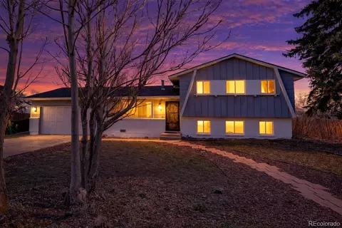690 S Newark Ct, Aurora, CO 80012