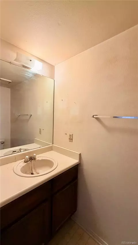 Bath - 16923 E Whitaker Dr #L, Aurora, CO 80015 photo 2 of 3