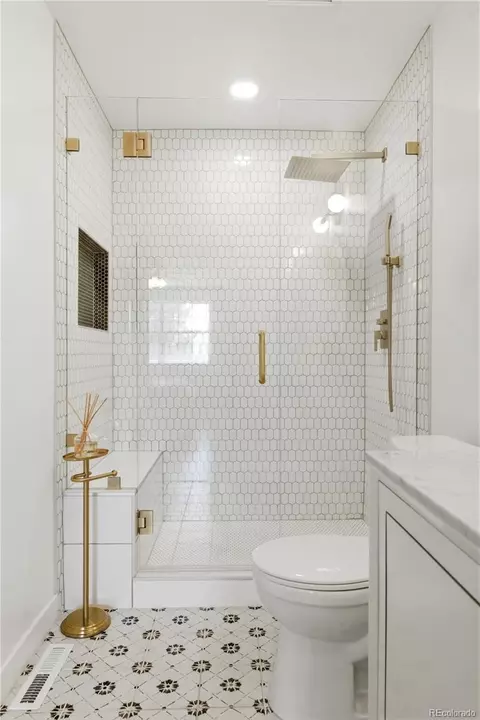 Bath - 1127 E Kettle Pl, Centennial, CO 80122 photo 2 of 5