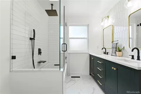 Bath - 1127 E Kettle Pl, Centennial, CO 80122 photo 3 of 5