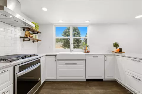 Kitchen - 1127 E Kettle Pl, Centennial, CO 80122 photo 2 of 4