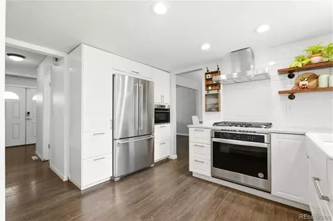 Kitchen - 1127 E Kettle Pl, Centennial, CO 80122 photo 3 of 4