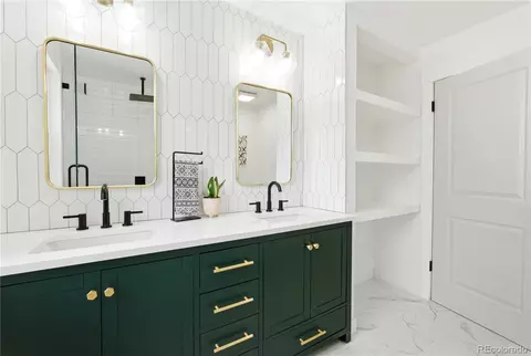 Bath - 1127 E Kettle Pl, Centennial, CO 80122 photo 4 of 5