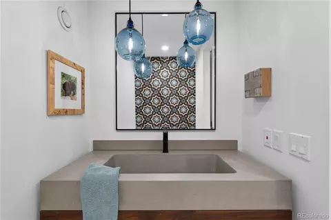 Bath - 863 Circle Dr, Boulder, CO 80302 photo 1 of 7