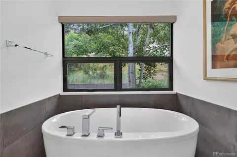 Bath - 863 Circle Dr, Boulder, CO 80302 photo 5 of 7
