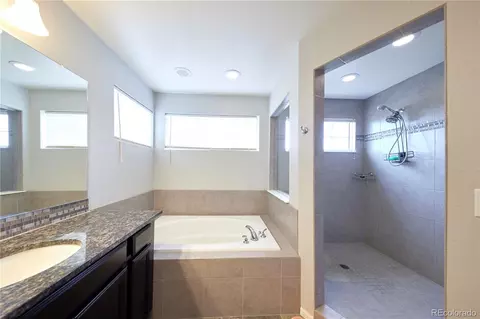 Bath - 23593 E Chenango Pl, Aurora, CO 80016 photo 2 of 6