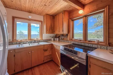 Kitchen - 18673 State Highway 7, Lyons, CO 80540 photo 2 of 3