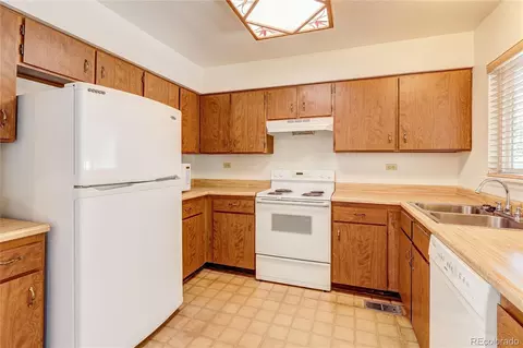 Kitchen - 16085 E Oxford Dr, Aurora, CO 80013 photo 1 of 2