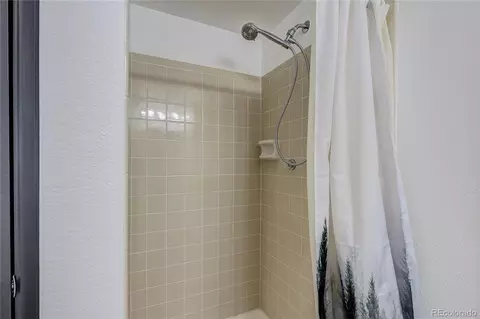 Bath - 21518 E Powers Ln, Centennial, CO 80015 photo 2 of 6