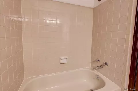 Bath - 21518 E Powers Ln, Centennial, CO 80015 photo 4 of 6