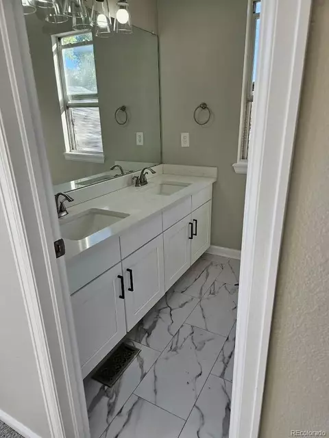 Bath - 5470 S Jericho Way, Centennial, CO 80015 photo 2 of 4