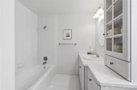 Bath - 6230 E Jamison Cir S, Centennial, CO 80112 photo 2 of 5
