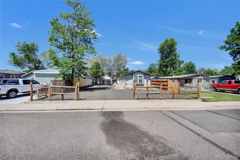 422 Willow Dr, Lochbuie, CO 80603