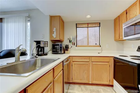 Kitchen - 4913 S Dunkirk Way, Centennial, CO 80015 photo 2 of 3