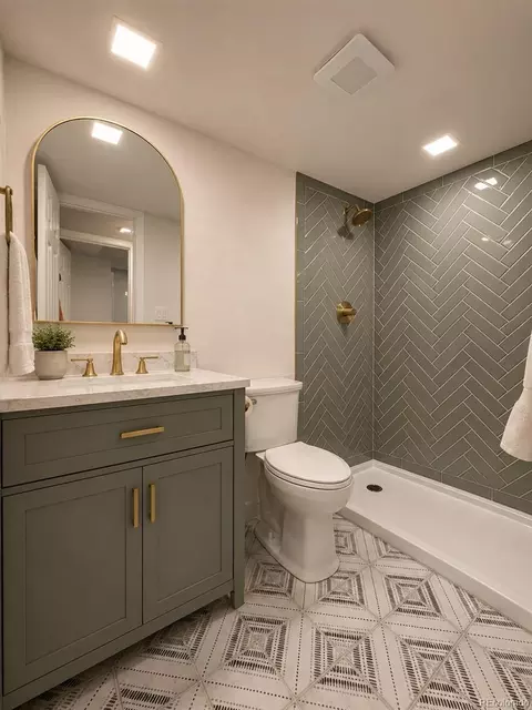 Bath - 2191 E Phillips Ln, Centennial, CO 80122 photo 4 of 4