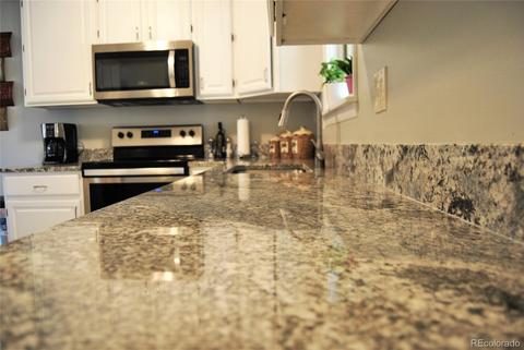 451 Iola St, Aurora, CO 80010 photo 2