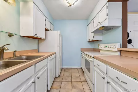 Kitchen - 4654 White Rock Cir #4, Boulder, CO 80301 photo 2 of 3