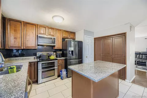 Kitchen - 1629 S Ivory Cir #E, Aurora, CO 80017 photo 2 of 5