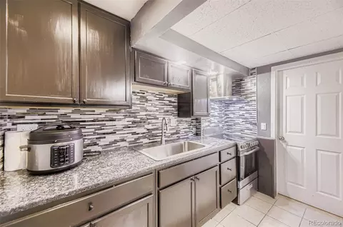 Kitchen - 1629 S Ivory Cir #E, Aurora, CO 80017 photo 4 of 5