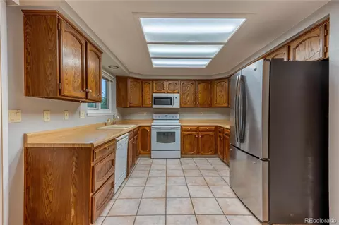 Kitchen - 14503 E Wagon Trail Dr, Aurora, CO 80015 photo 2 of 2